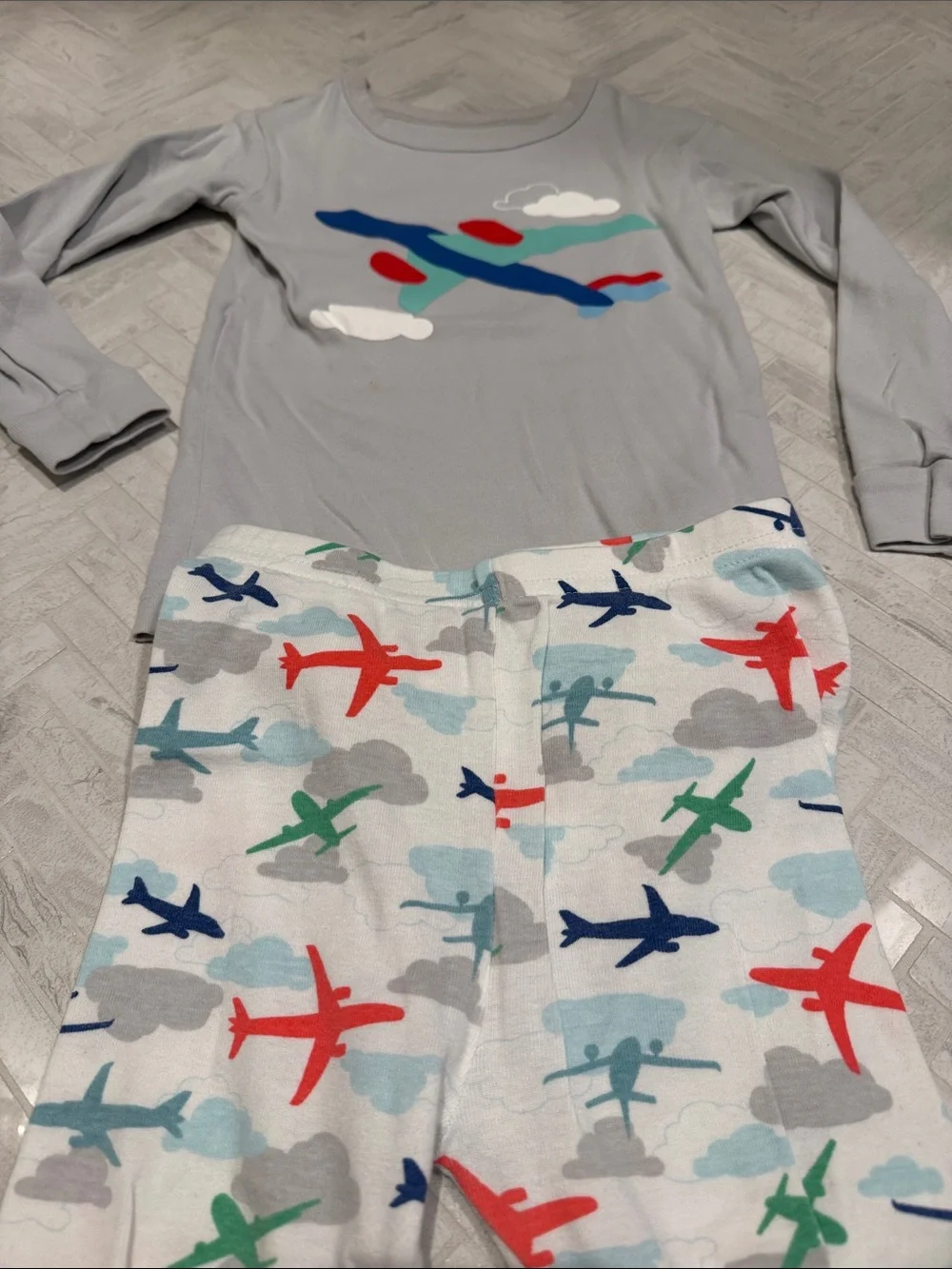 Gap Kids Airplane Print Pajama Set - Gray Top & Multi Plane Pants, size 4